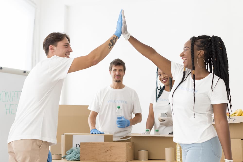 pessoas participando de um projeto de caridade em uma entidade de terceiro setor